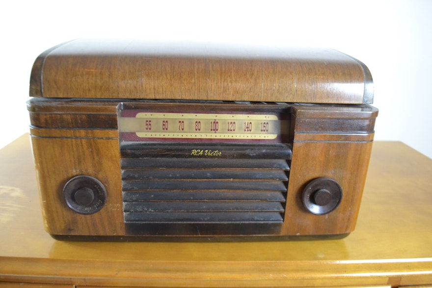 Vintage 1940s RCA Victor Radio and Phonograph