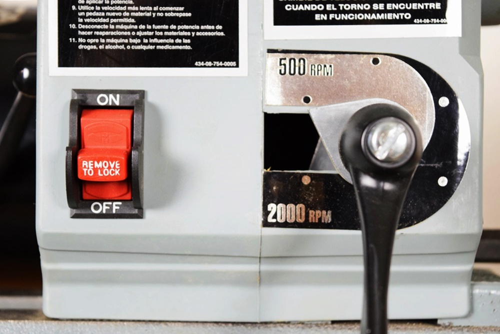 Delta 12" Variable Speed Wood Lathe with Turning Tools and Manual