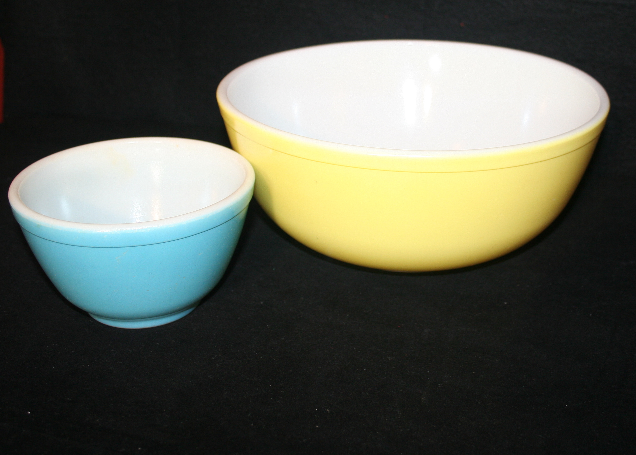 Set of Vintage Pyrex Mixing Bowls