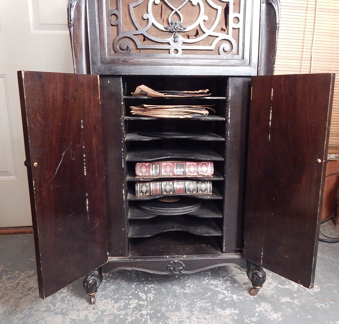 Antique Silvertone Victrola Phonograph