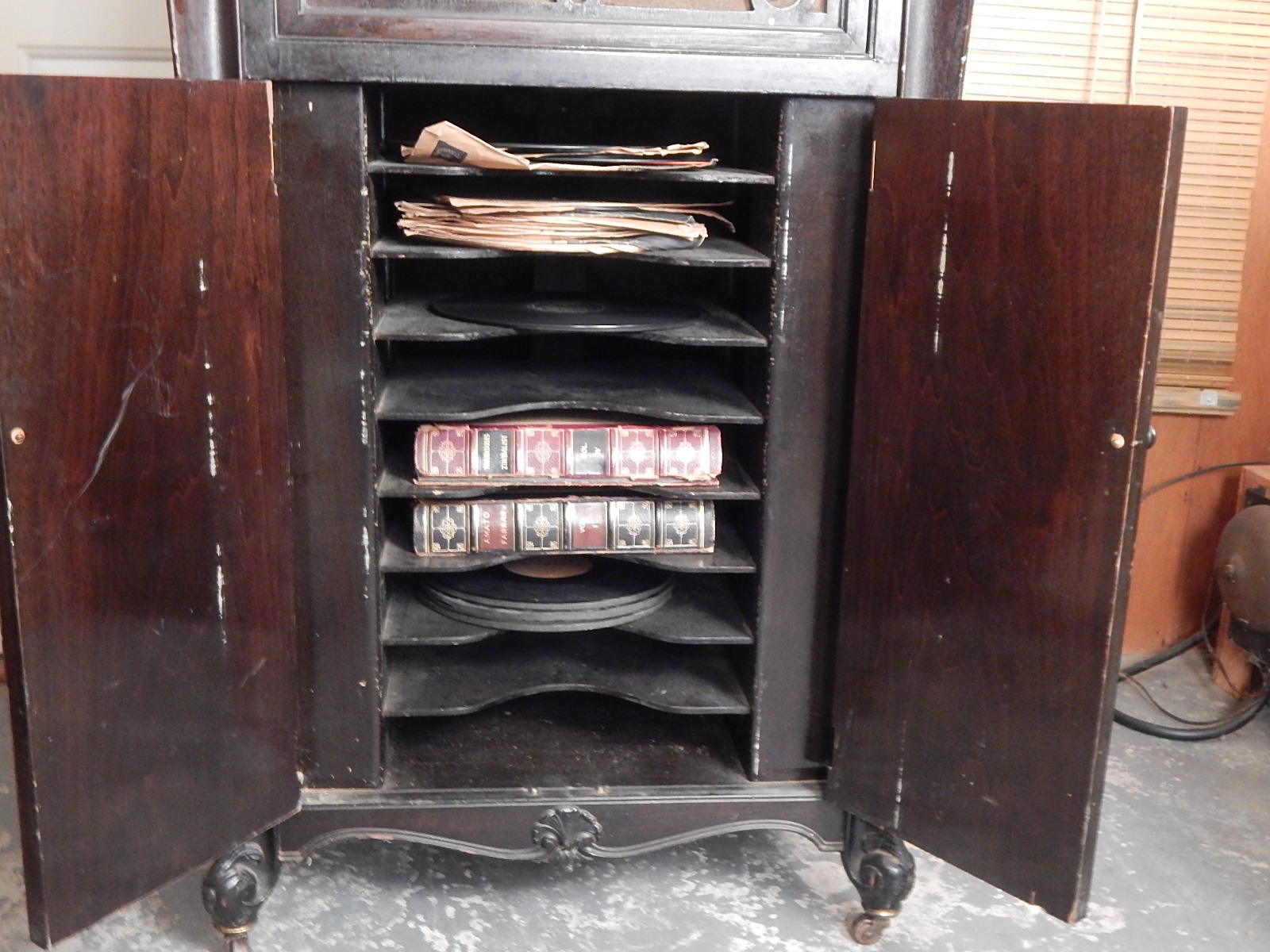 Antique Silvertone Victrola Phonograph