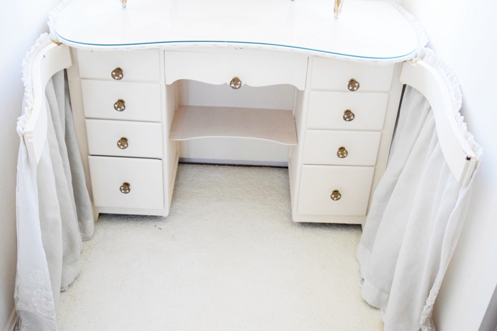 Vintage White Vanity Table with Tri-Fold Mirror and Lace Skirt