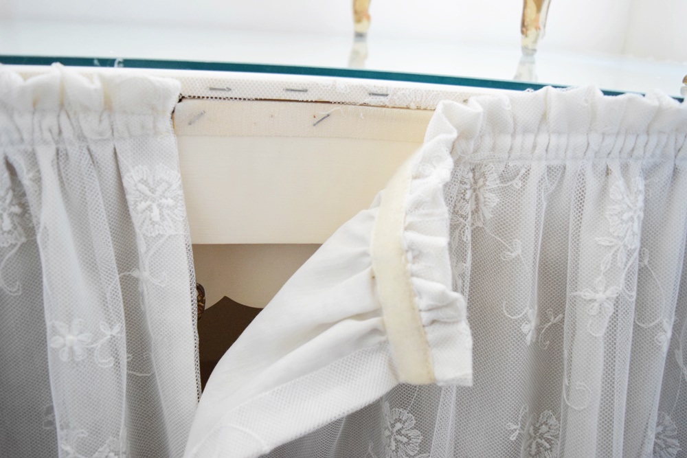 Vintage White Vanity Table with Tri-Fold Mirror and Lace Skirt
