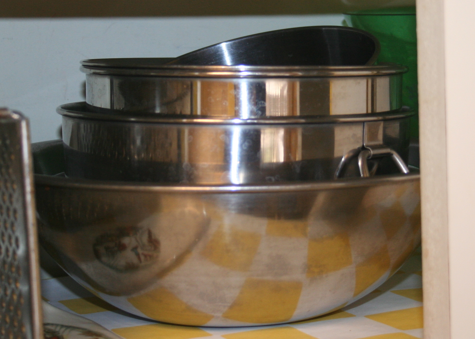 Assortment of Kitchen Items