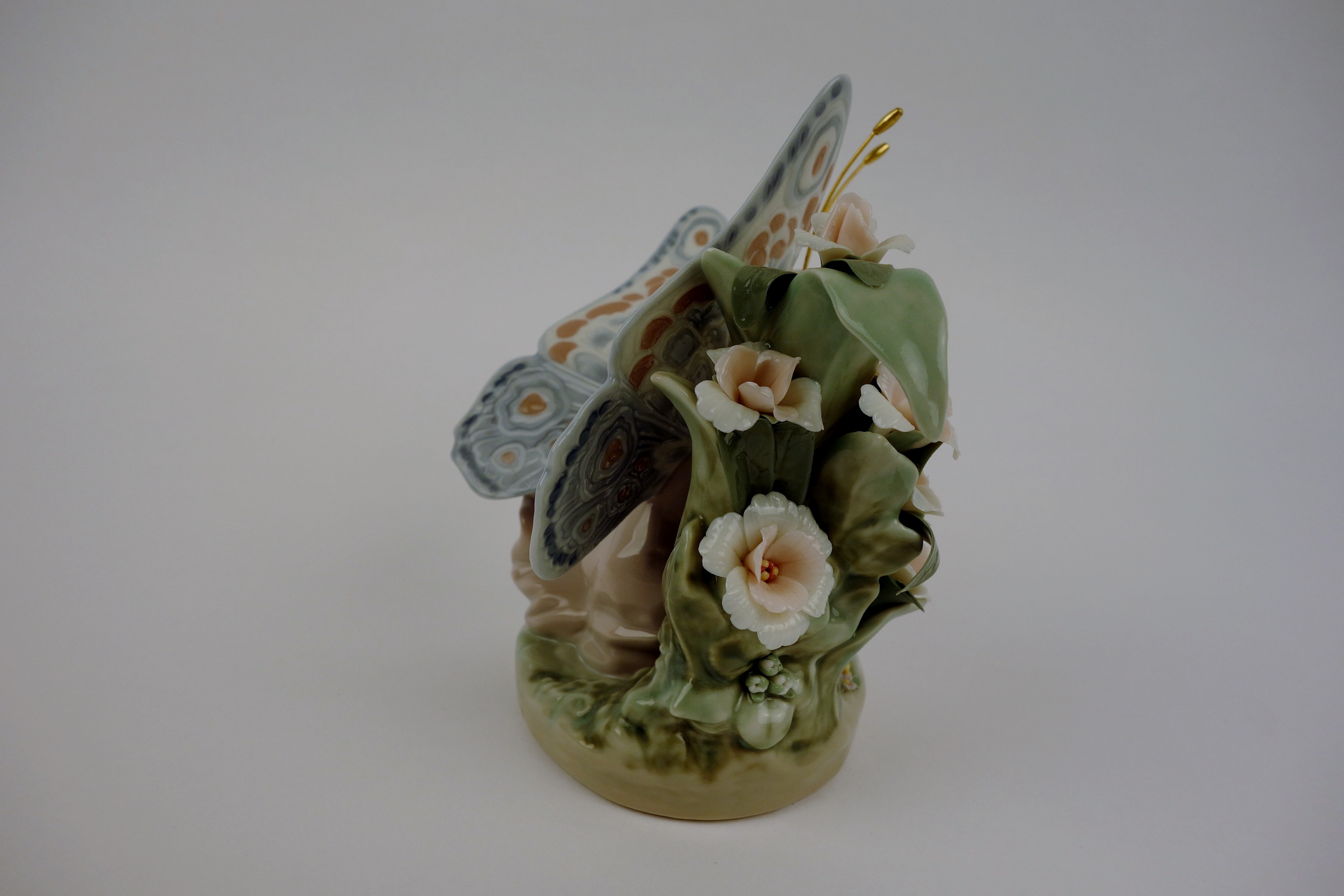 Lladro #5853 "Floral Admiration" Figurine