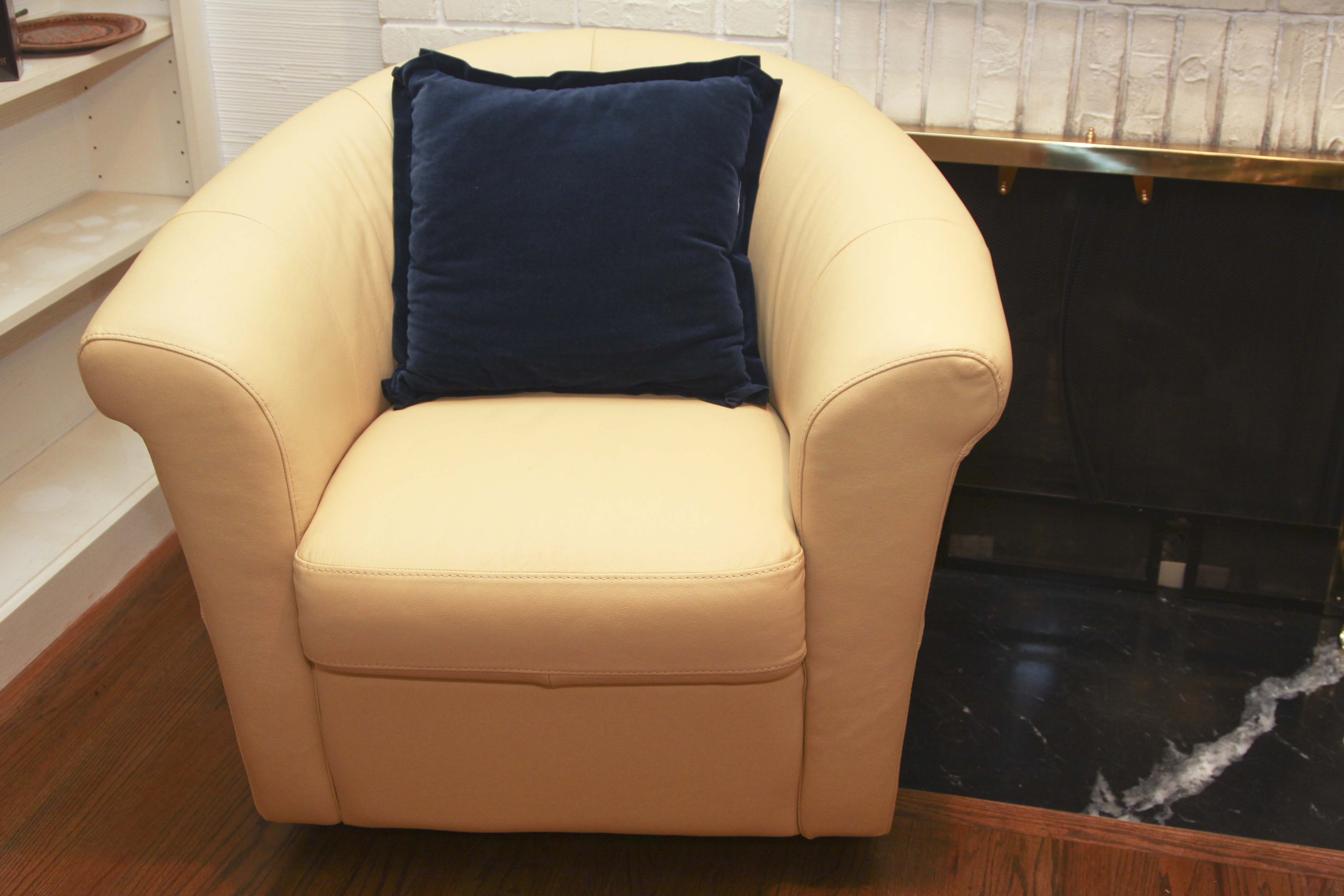Italsofa Buttercup Yellow Leather Swivel Chair