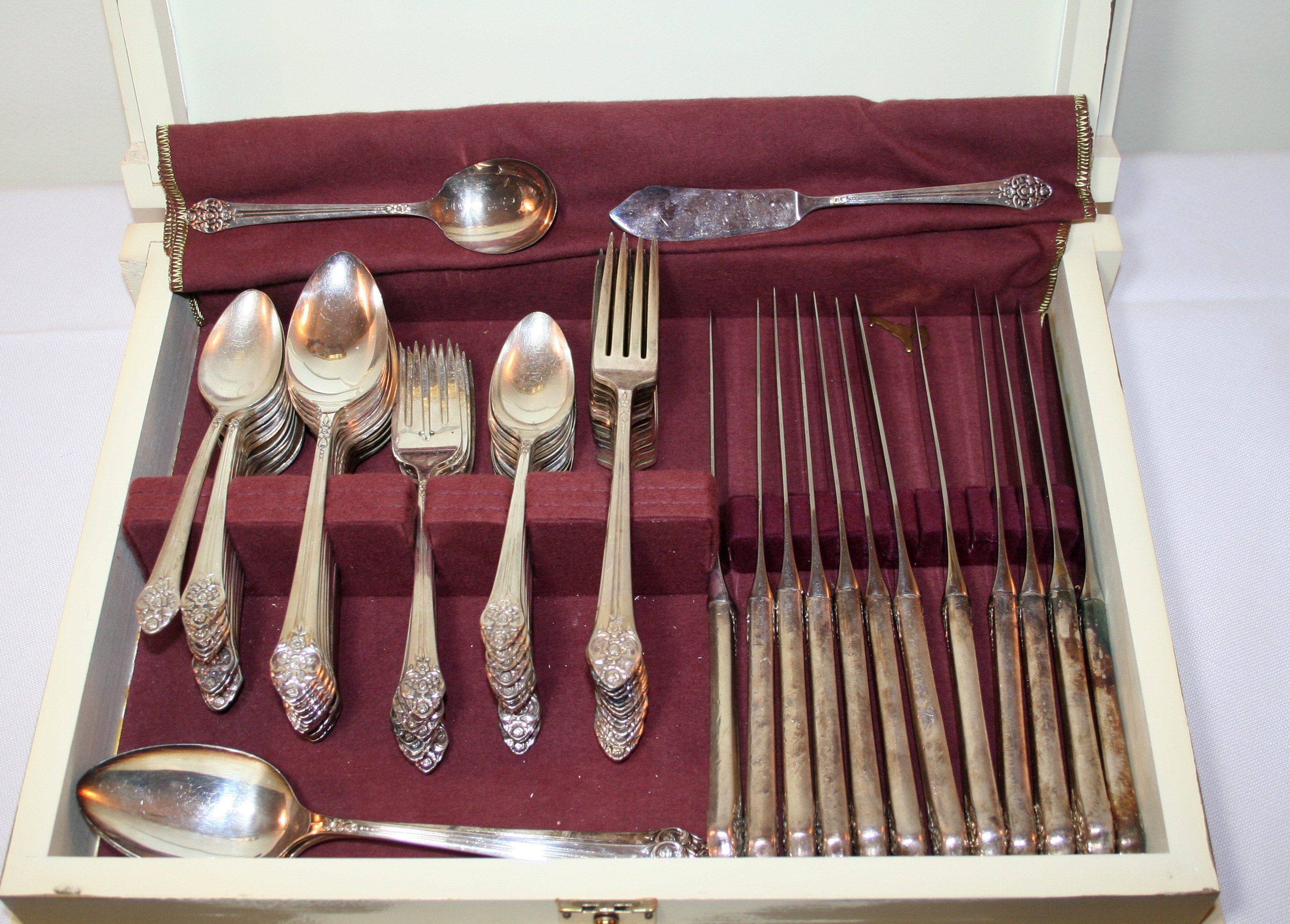 Rogers "Plantation" Silverplate Flatware in Painted Wood Case