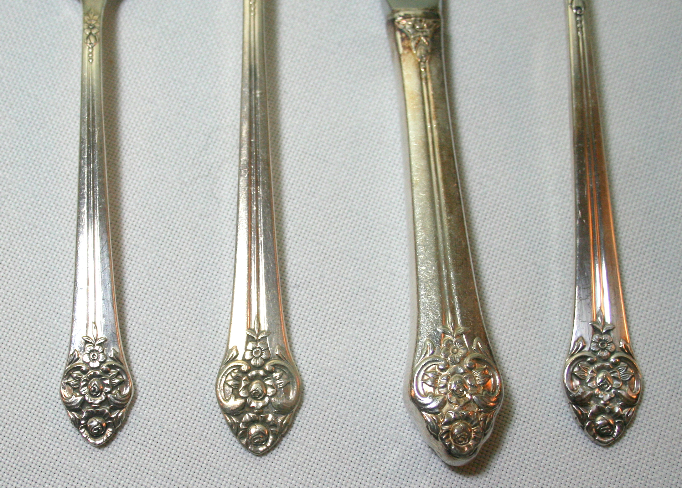 Rogers "Plantation" Silverplate Flatware in Painted Wood Case