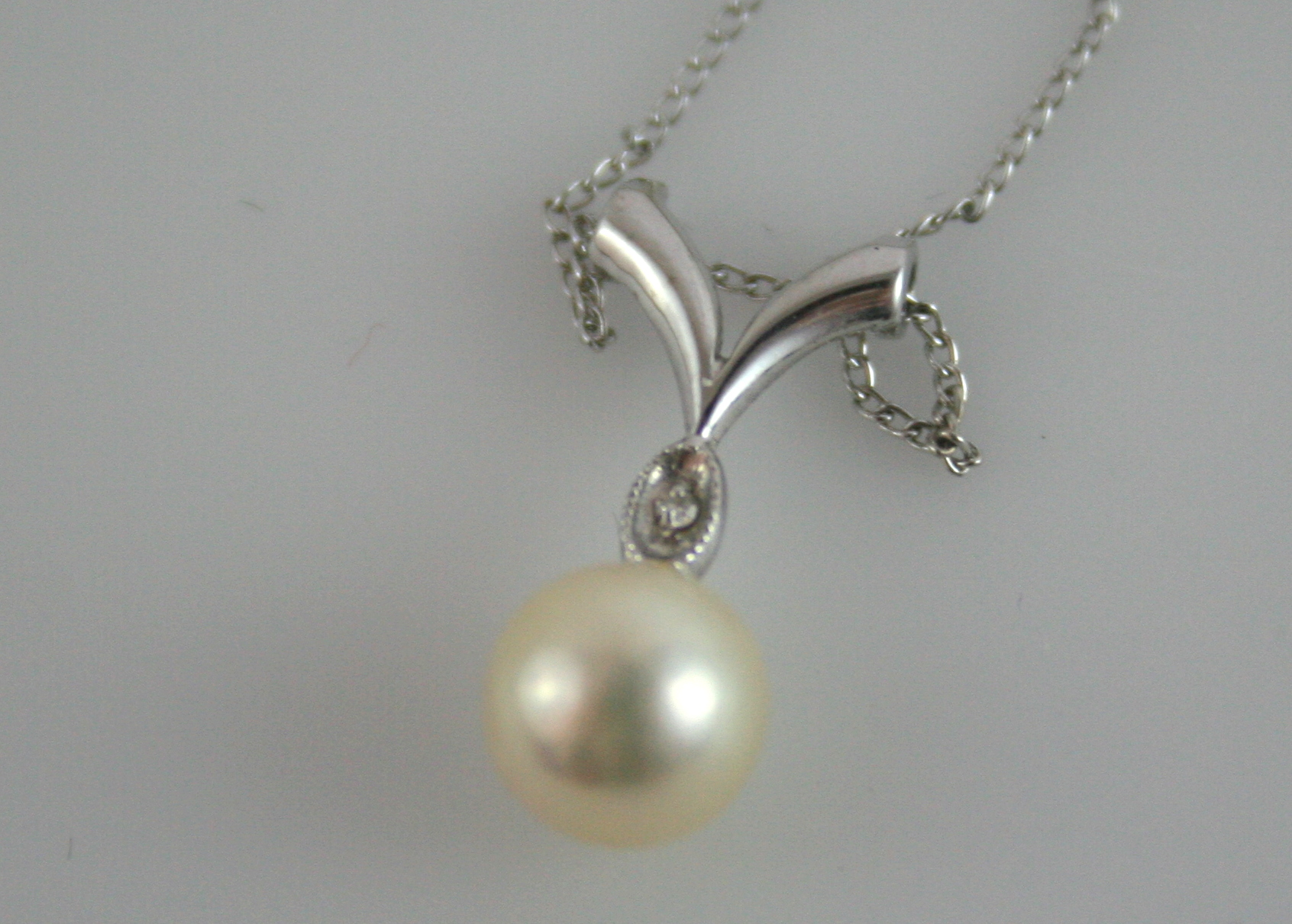 14K White Gold Setting With Cultured Pearl and Small Dimaond