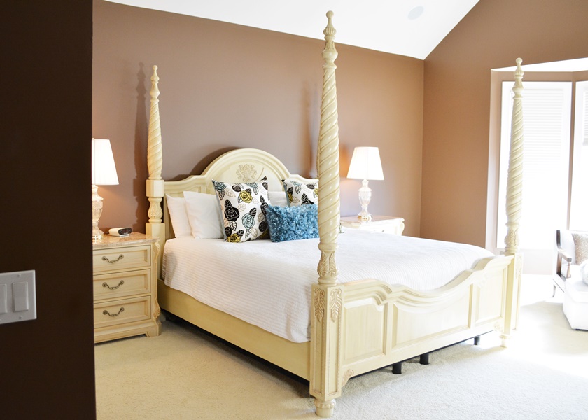 Thomasville French Vanilla Cream Four Poster King Bed