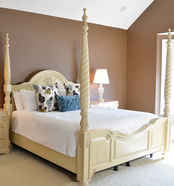 Thomasville French Vanilla Cream Four Poster King Bed