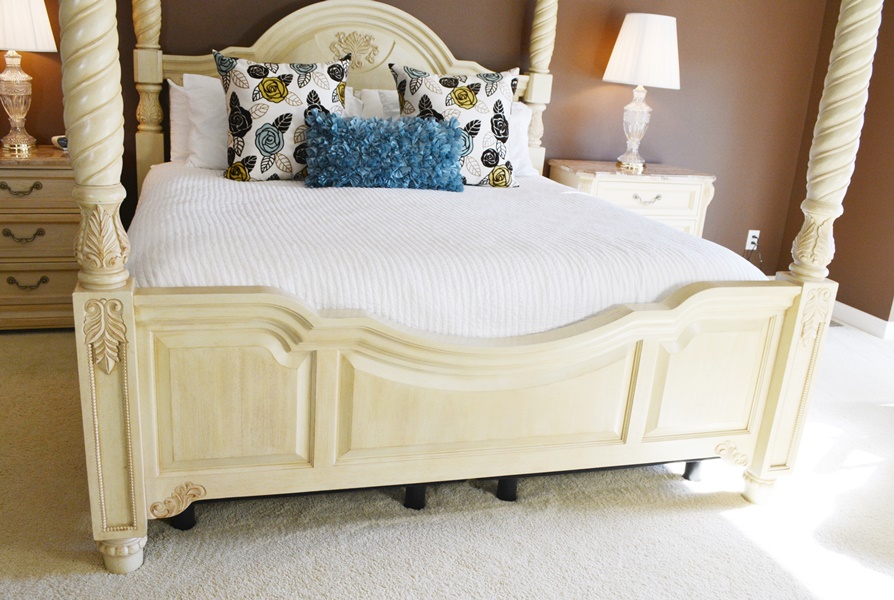 Thomasville French Vanilla Cream Four Poster King Bed