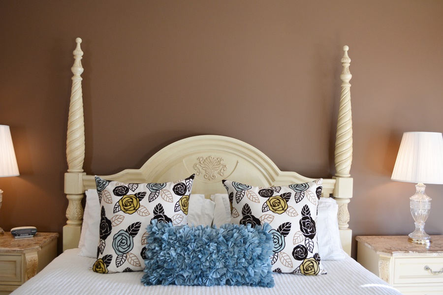 Thomasville French Vanilla Cream Four Poster King Bed