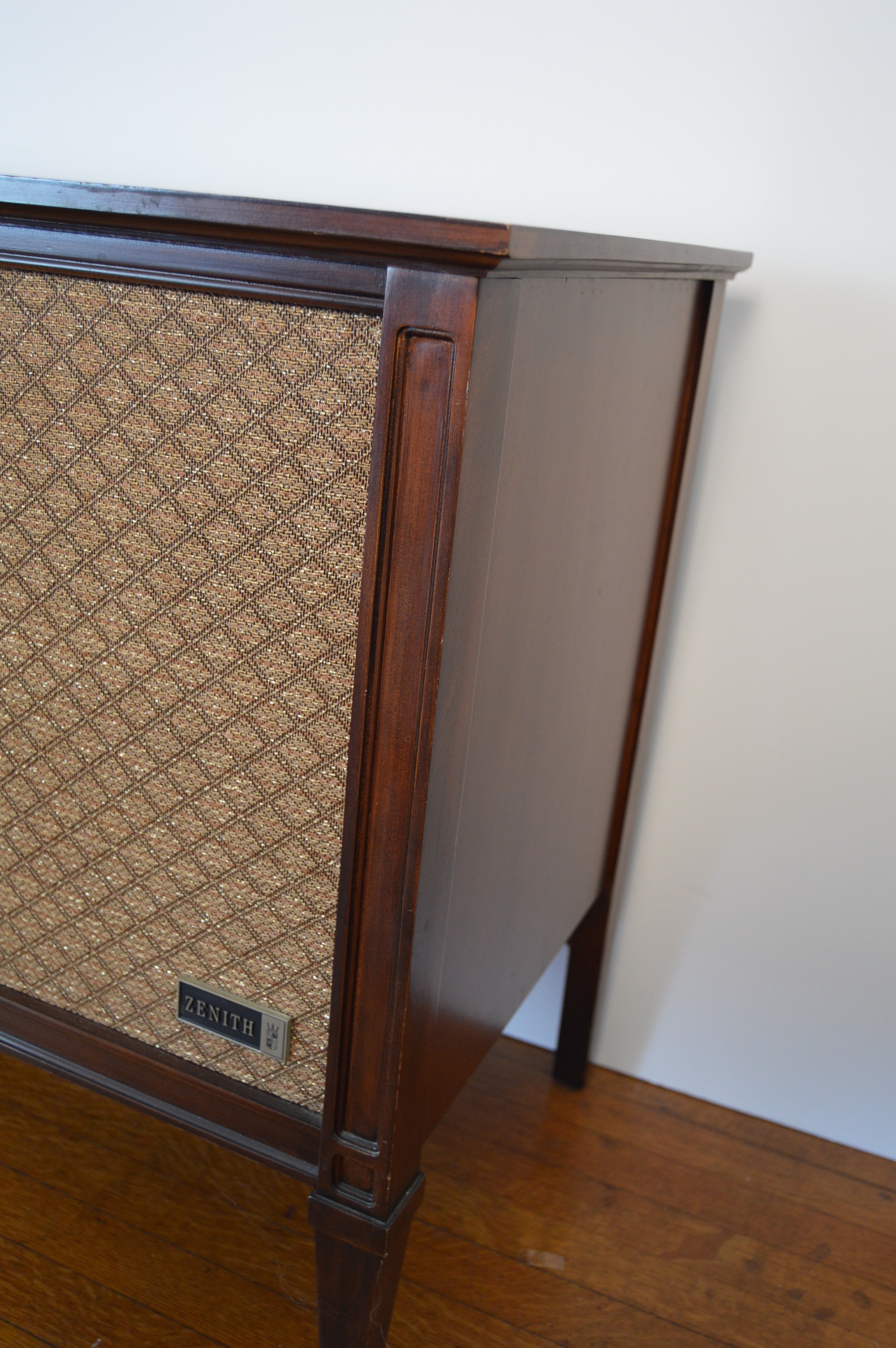 Zenith Retro Walnut Stereo with Turntable