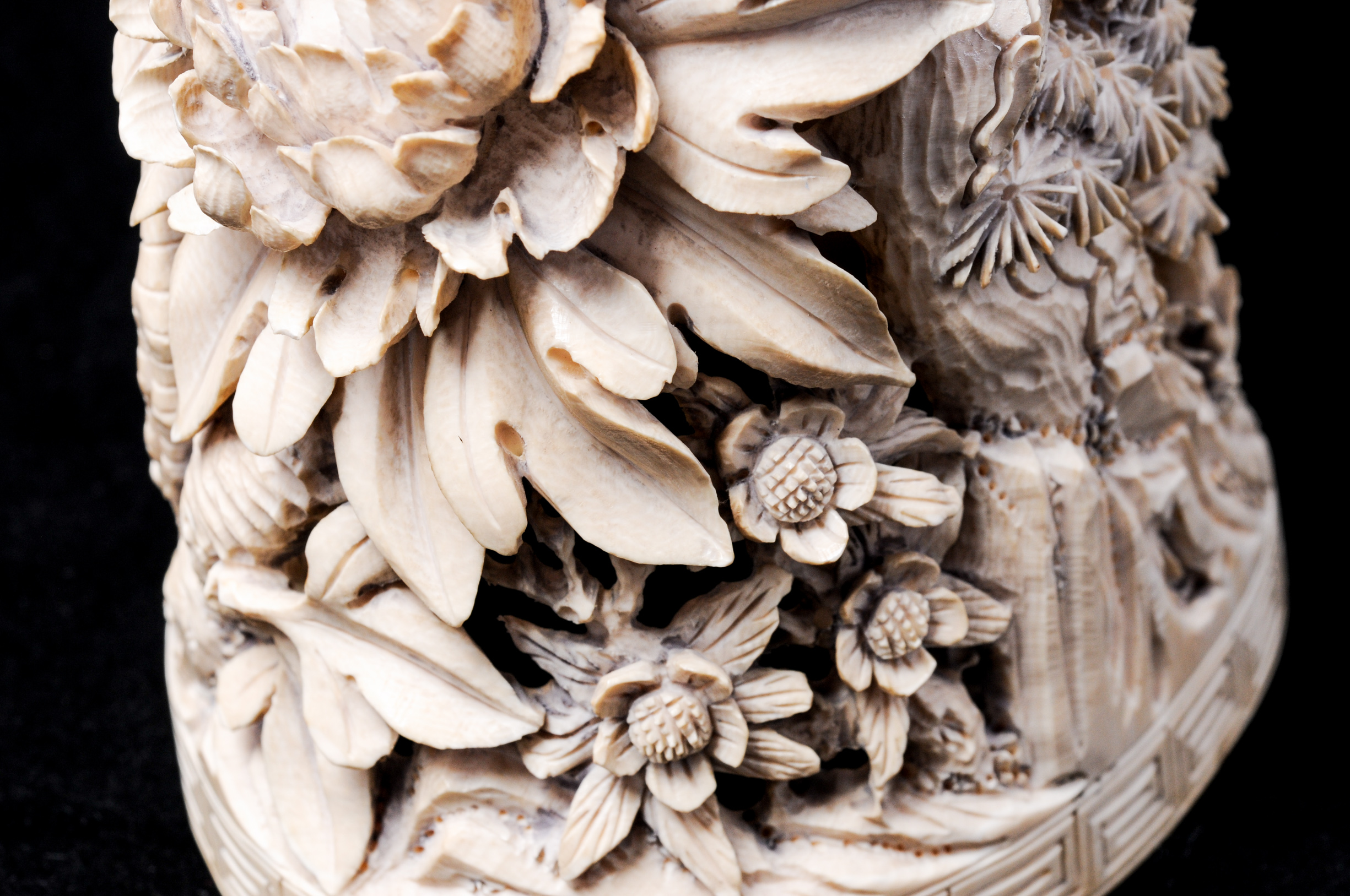 Qing Dynasty Chinese Finely Carved Ivory Brush Holder