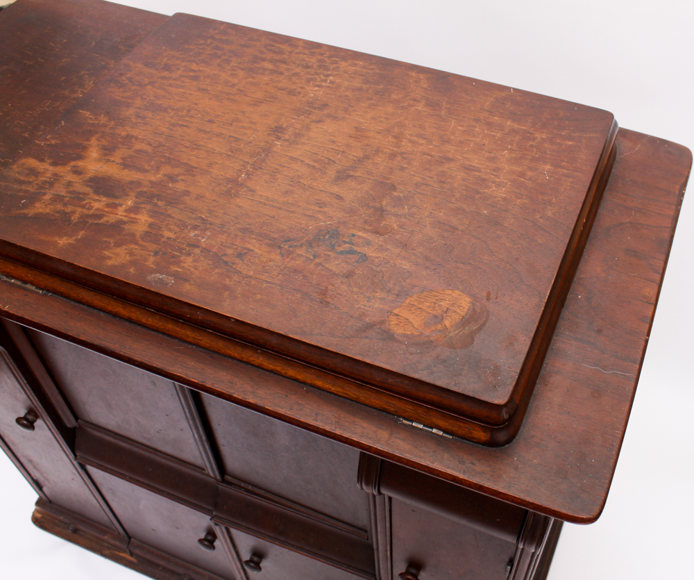 Vintage 1925 Singer Treadle Sewing Machine and Cabinet