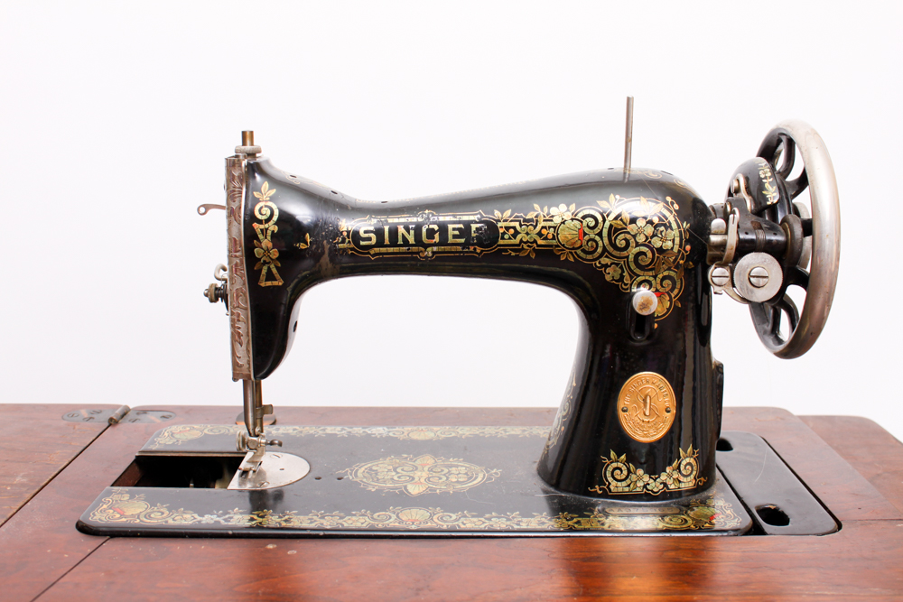 Vintage 1925 Singer Treadle Sewing Machine and Cabinet