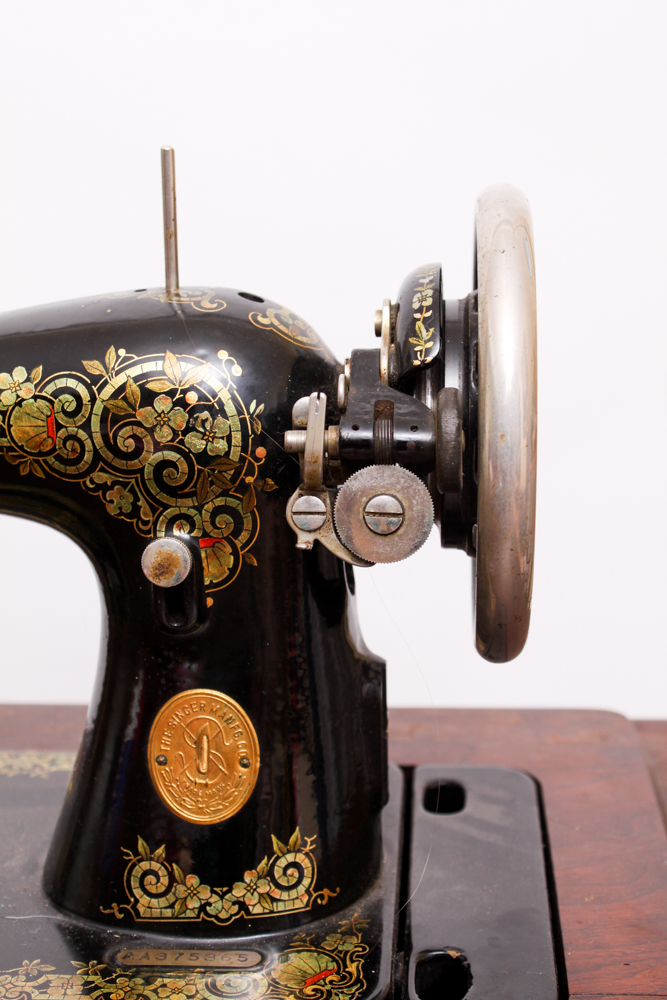 Vintage 1925 Singer Treadle Sewing Machine and Cabinet