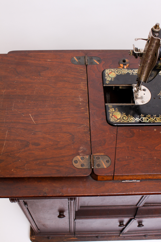 Vintage 1925 Singer Treadle Sewing Machine and Cabinet