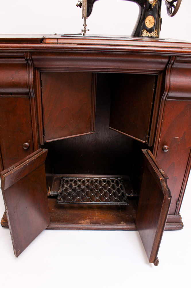 Vintage 1925 Singer Treadle Sewing Machine and Cabinet