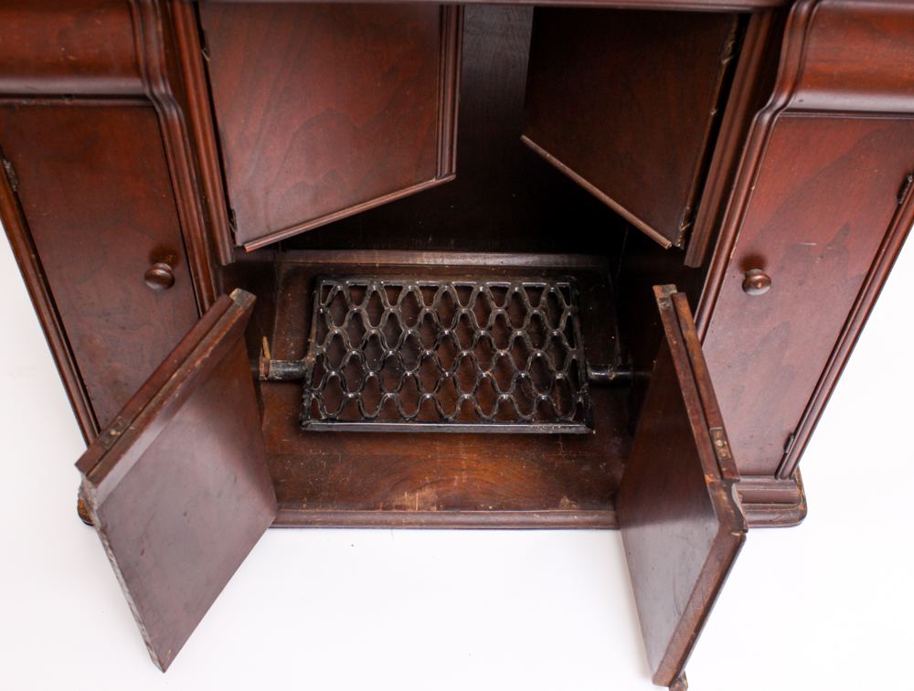 Vintage 1925 Singer Treadle Sewing Machine and Cabinet