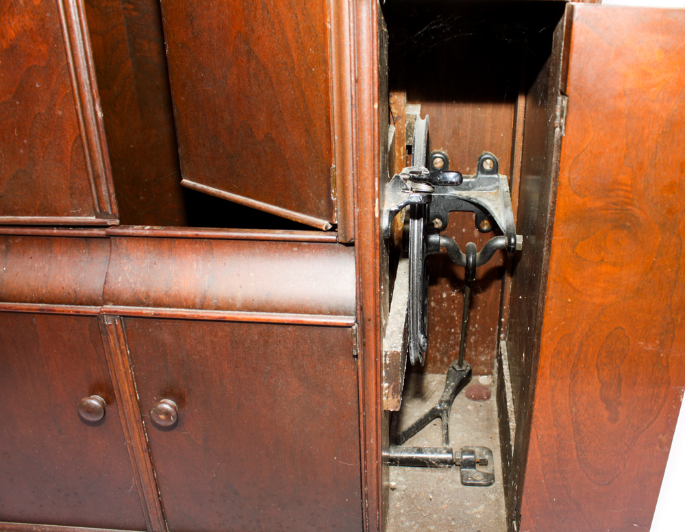 Vintage 1925 Singer Treadle Sewing Machine and Cabinet