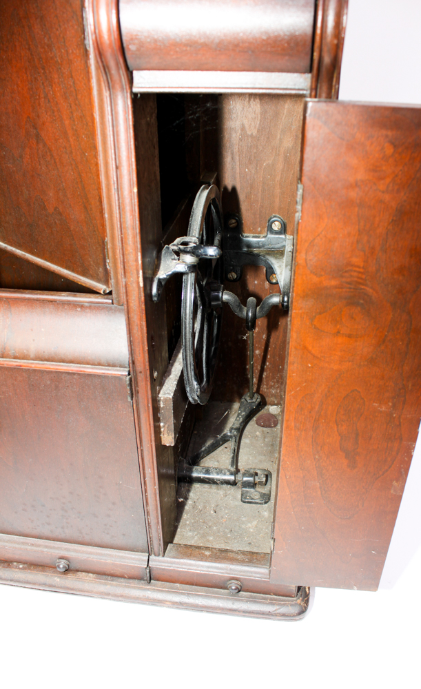 Vintage 1925 Singer Treadle Sewing Machine and Cabinet