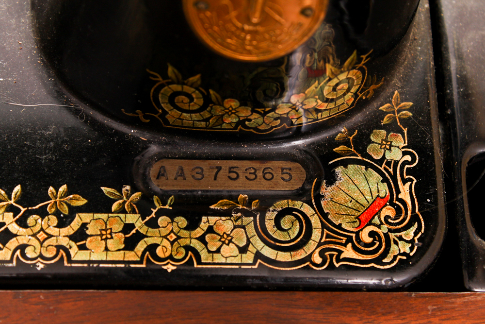 Vintage 1925 Singer Treadle Sewing Machine and Cabinet