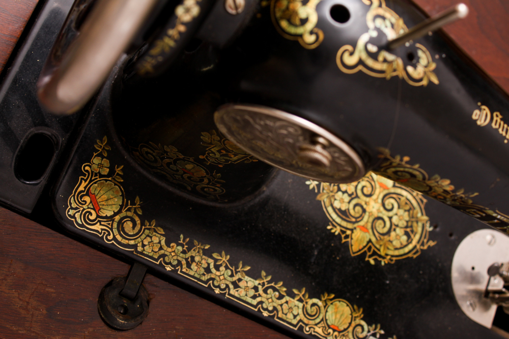 Vintage 1925 Singer Treadle Sewing Machine and Cabinet