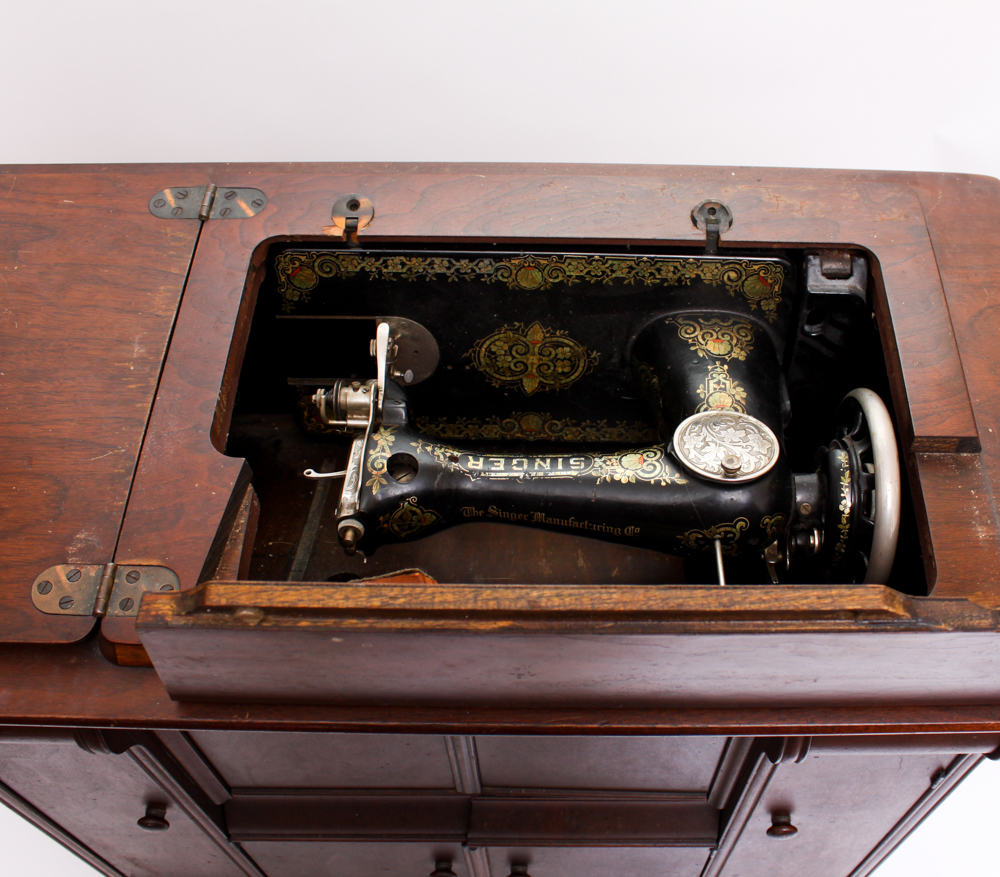 Vintage 1925 Singer Treadle Sewing Machine and Cabinet