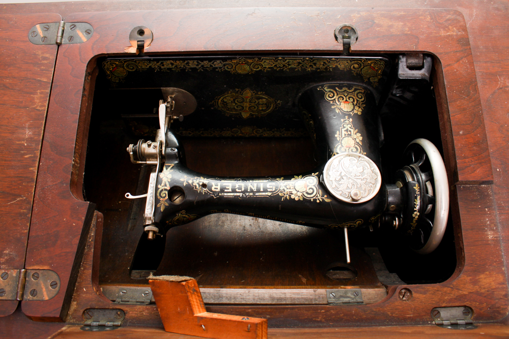 Vintage 1925 Singer Treadle Sewing Machine and Cabinet