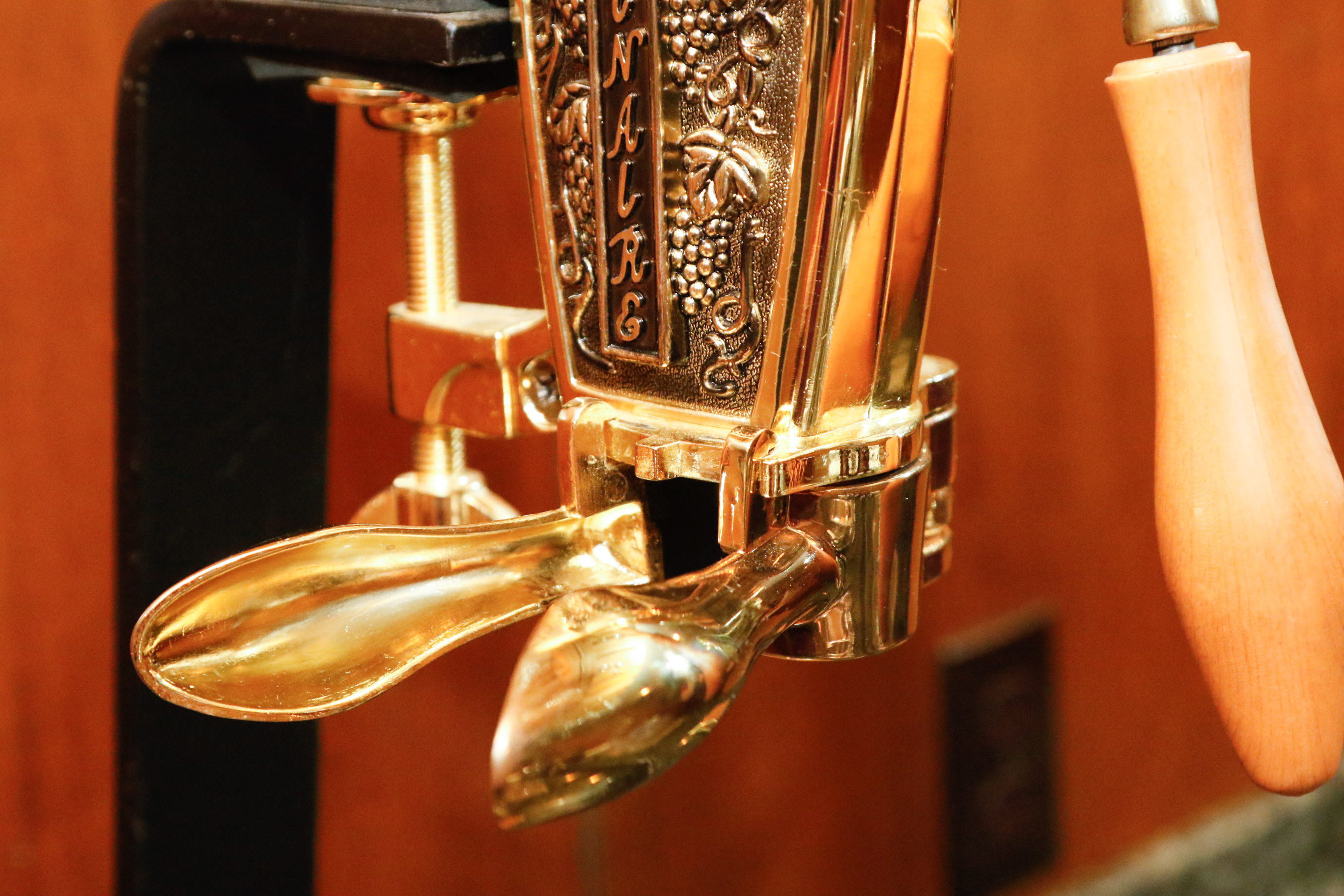 Vinaire Countertop Wine Bottle Opener