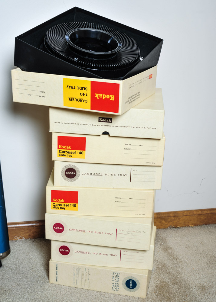 Kodak Ektagraphic Slide Projector and Knox 400 Screen