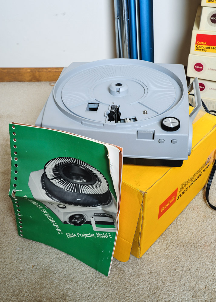 Kodak Ektagraphic Slide Projector and Knox 400 Screen
