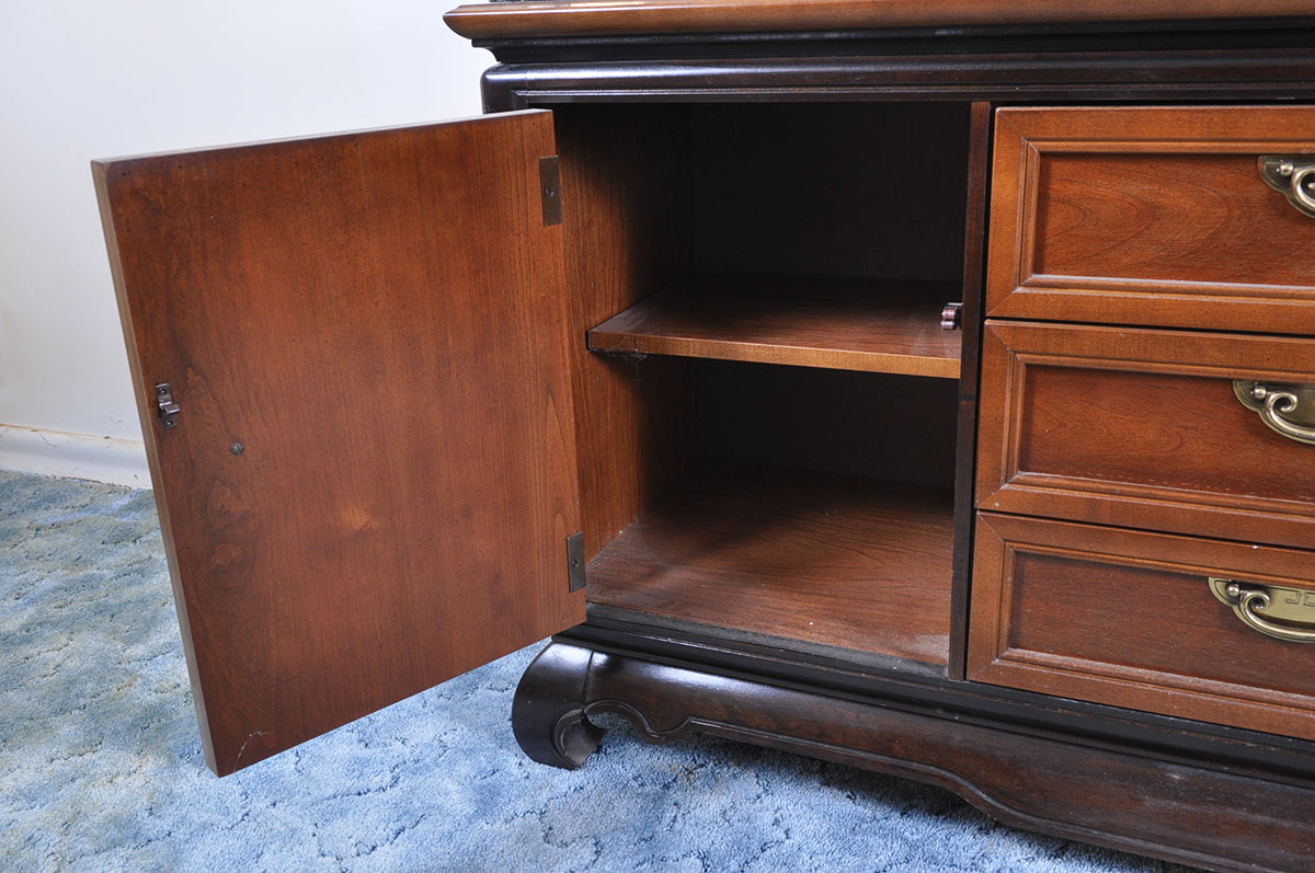 Broyhill "Ming Dynasty" Premier Collection Illuminated China Cabinet