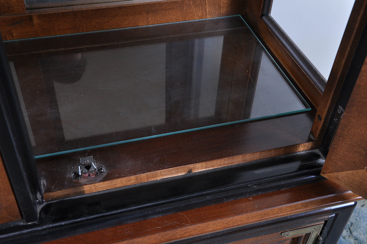 Broyhill "Ming Dynasty" Premier Collection Illuminated China Cabinet