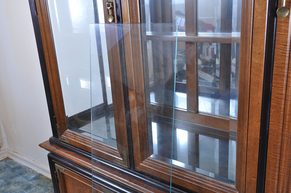 Broyhill "Ming Dynasty" Premier Collection Illuminated China Cabinet