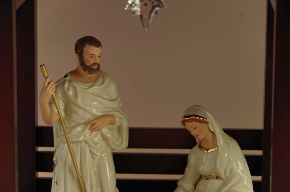 Lenox Wooden Creche with Classic Nativity Holy Family Porcelain Figurines