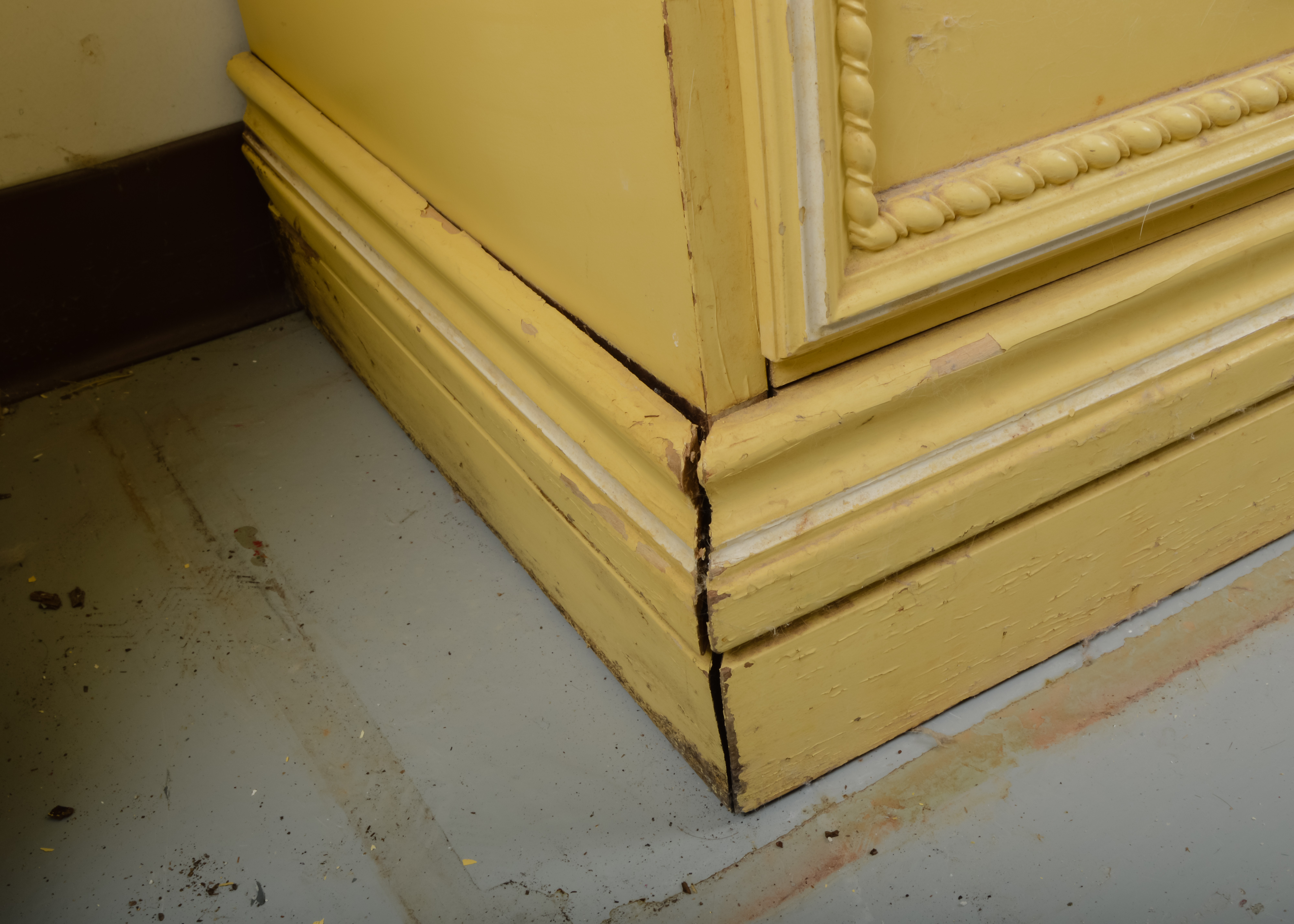 Johnson/Carper Seven-Drawer Dresser with Mirror