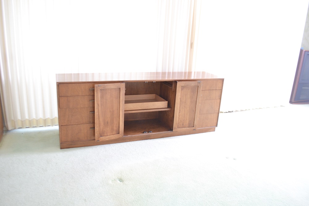 Mid Century Modern Jack Cartwright For Founders Furniture Dresser