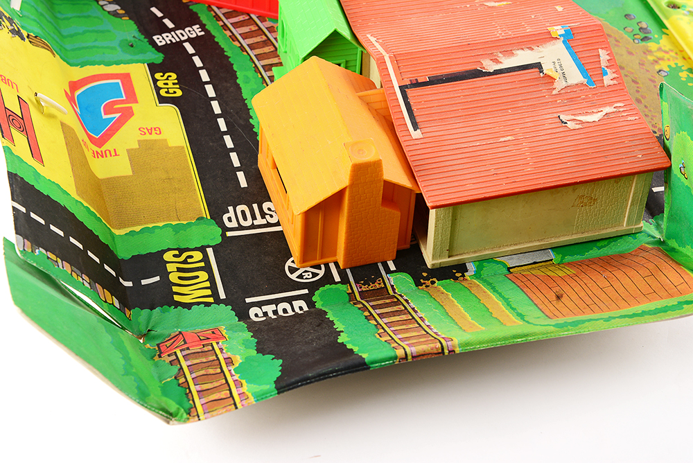 Hot Wheels Country Life Play Set with Metal Lunch Box