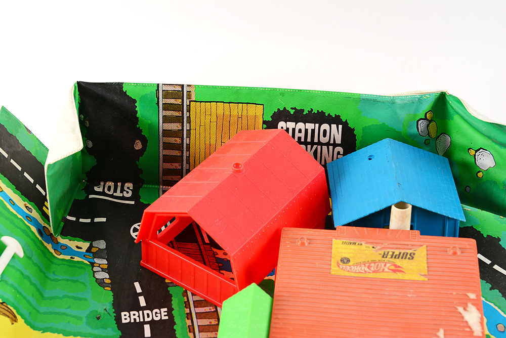 Hot Wheels Country Life Play Set with Metal Lunch Box