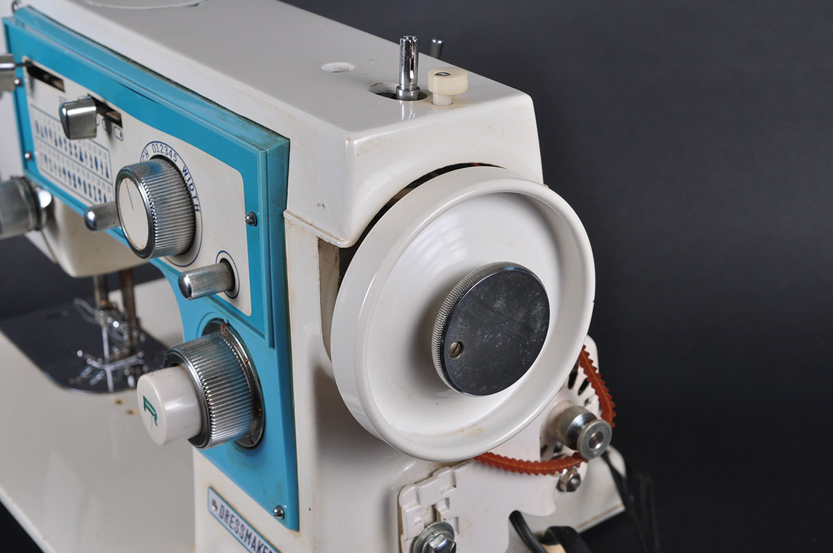 Dressmaker S-2402 Sewing Machine with Case