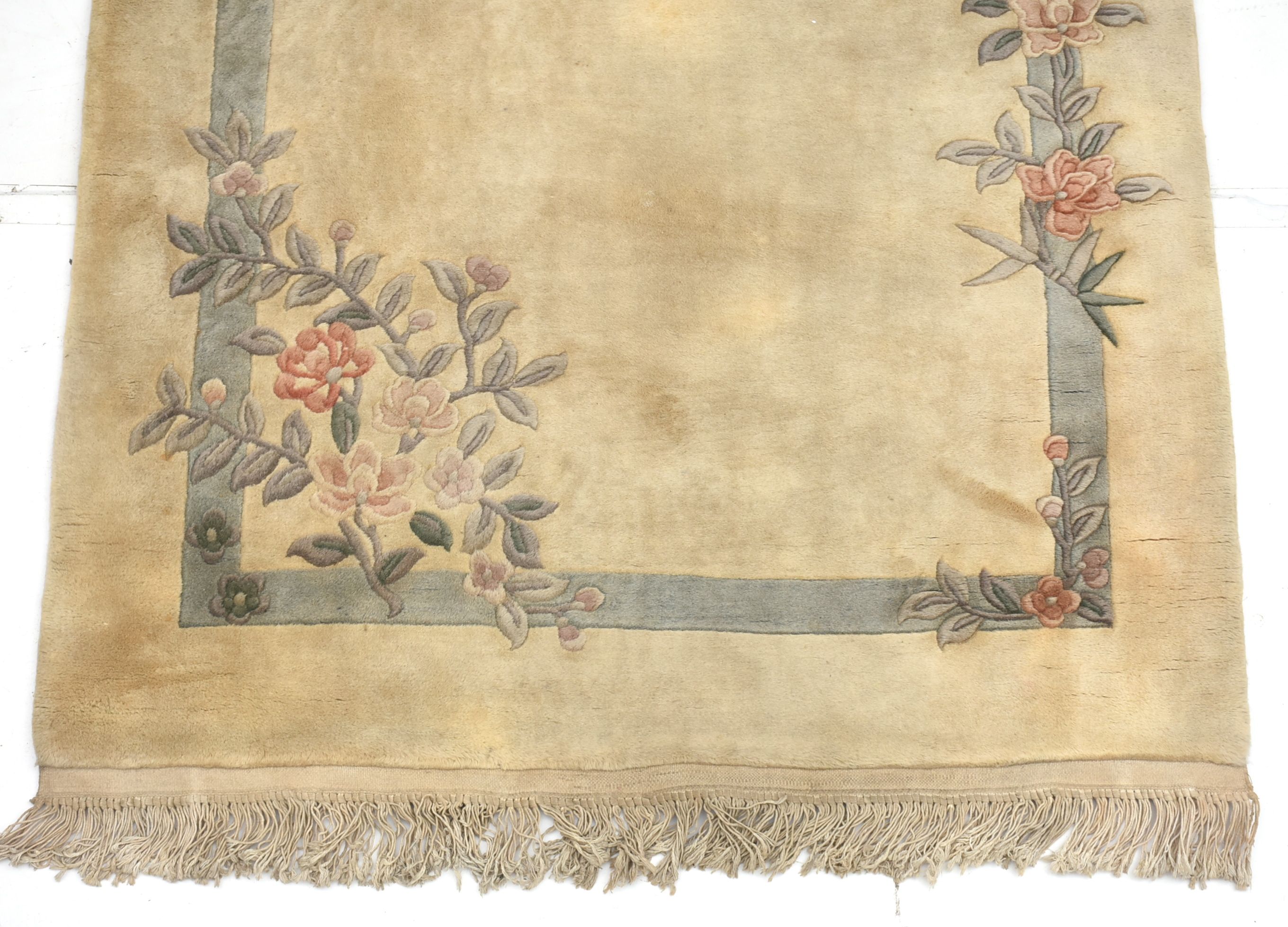 Oriental Carved Wool Floral Accent Rug