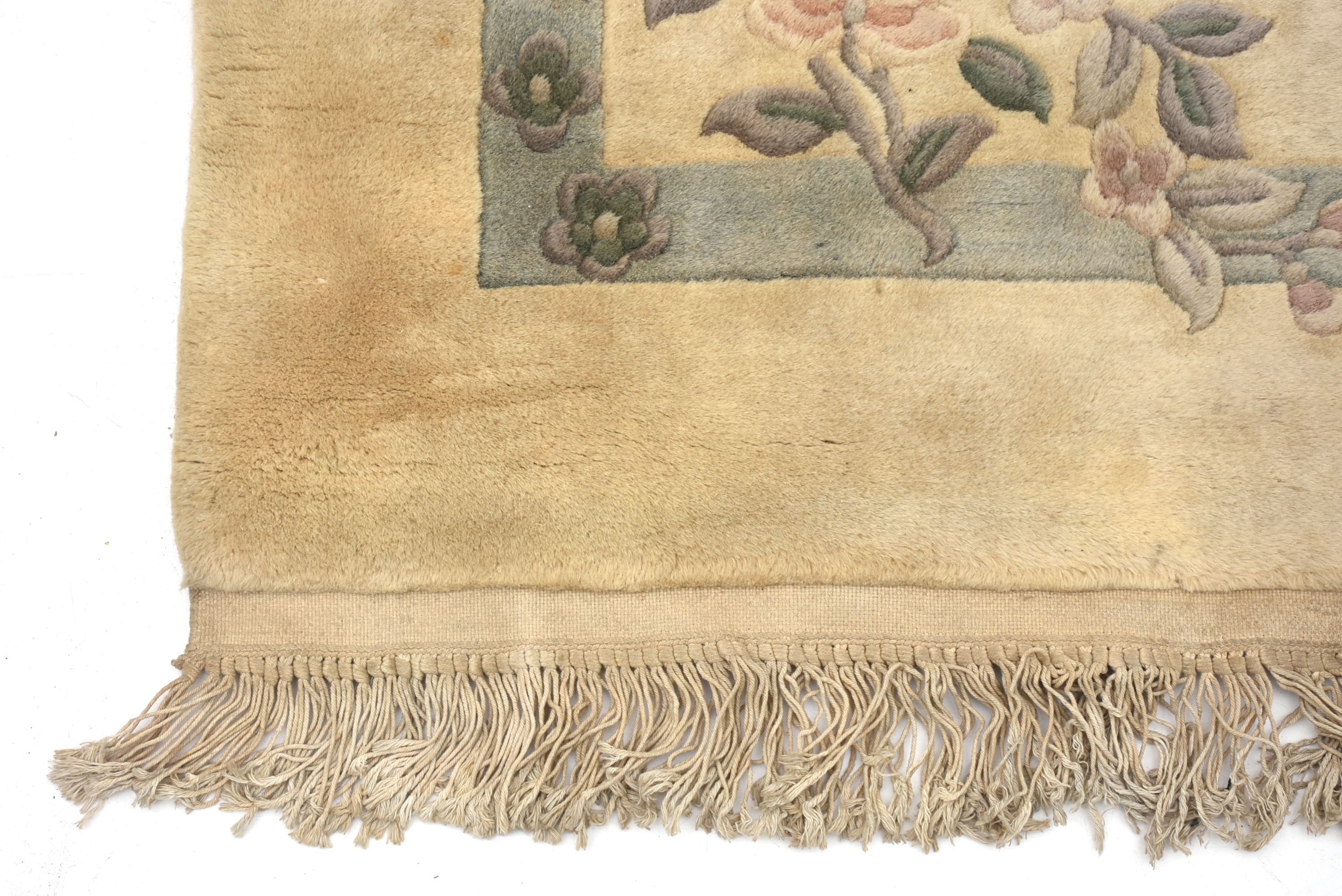 Oriental Carved Wool Floral Accent Rug