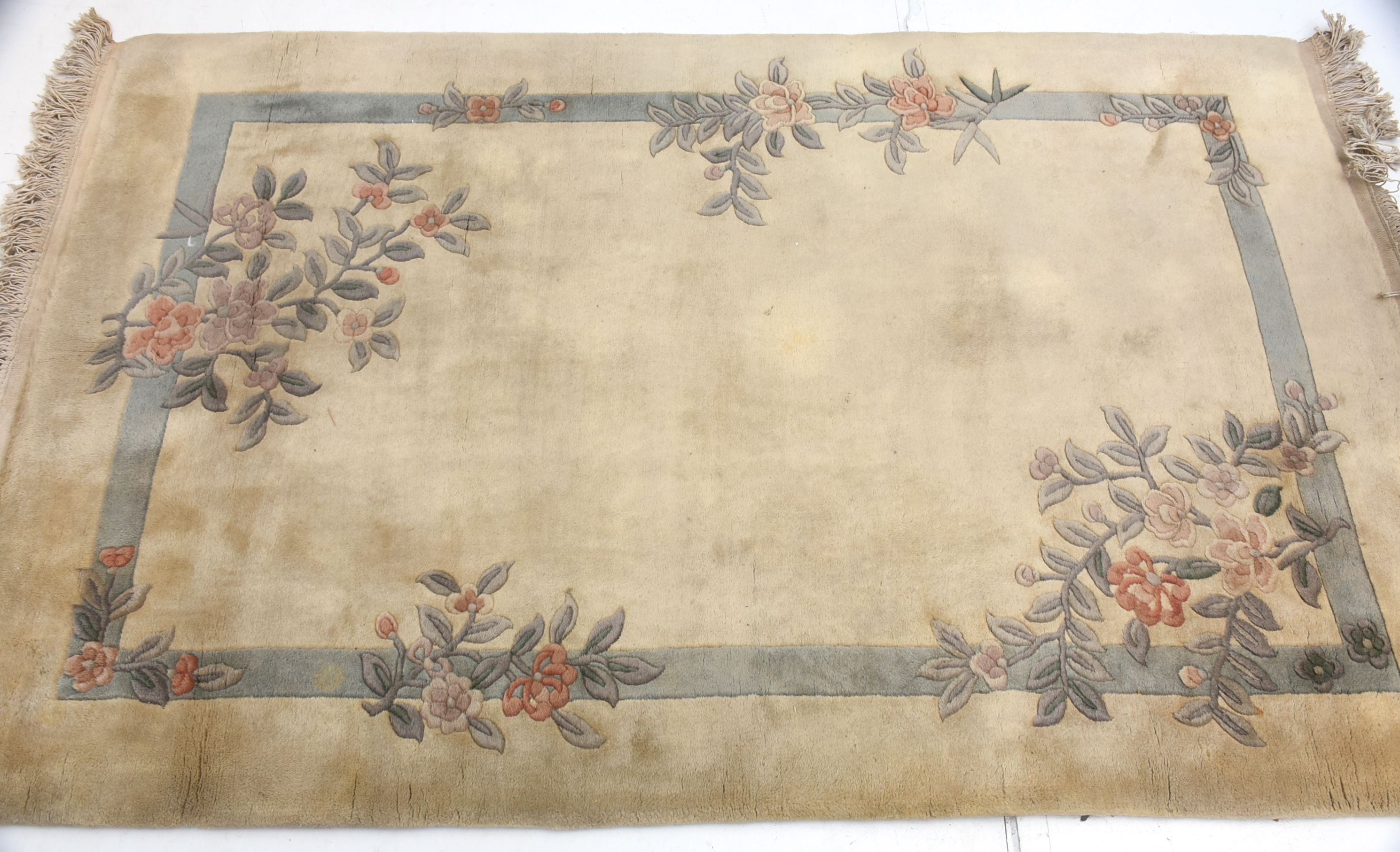 Oriental Carved Wool Floral Accent Rug