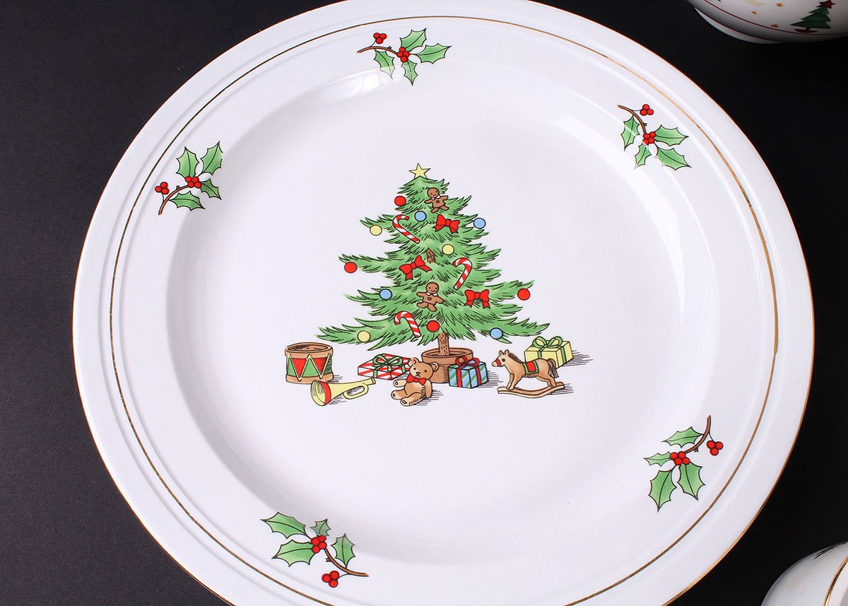 Christmas Themed Dinnerware