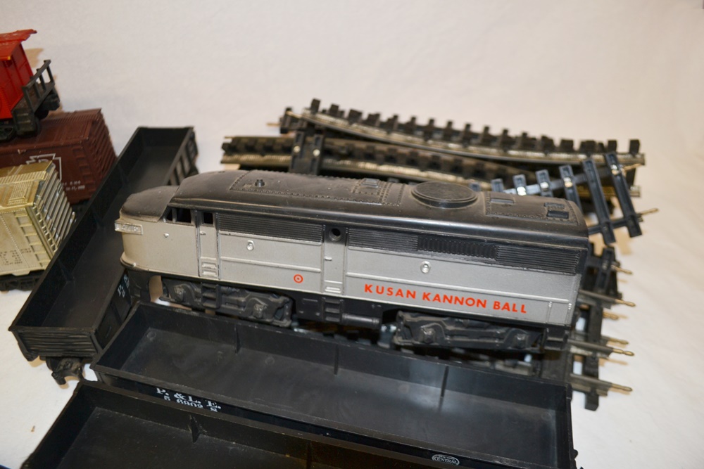 KMT Electric Train Cars And Track