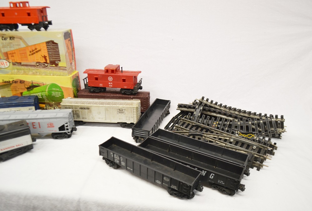 KMT Electric Train Cars And Track