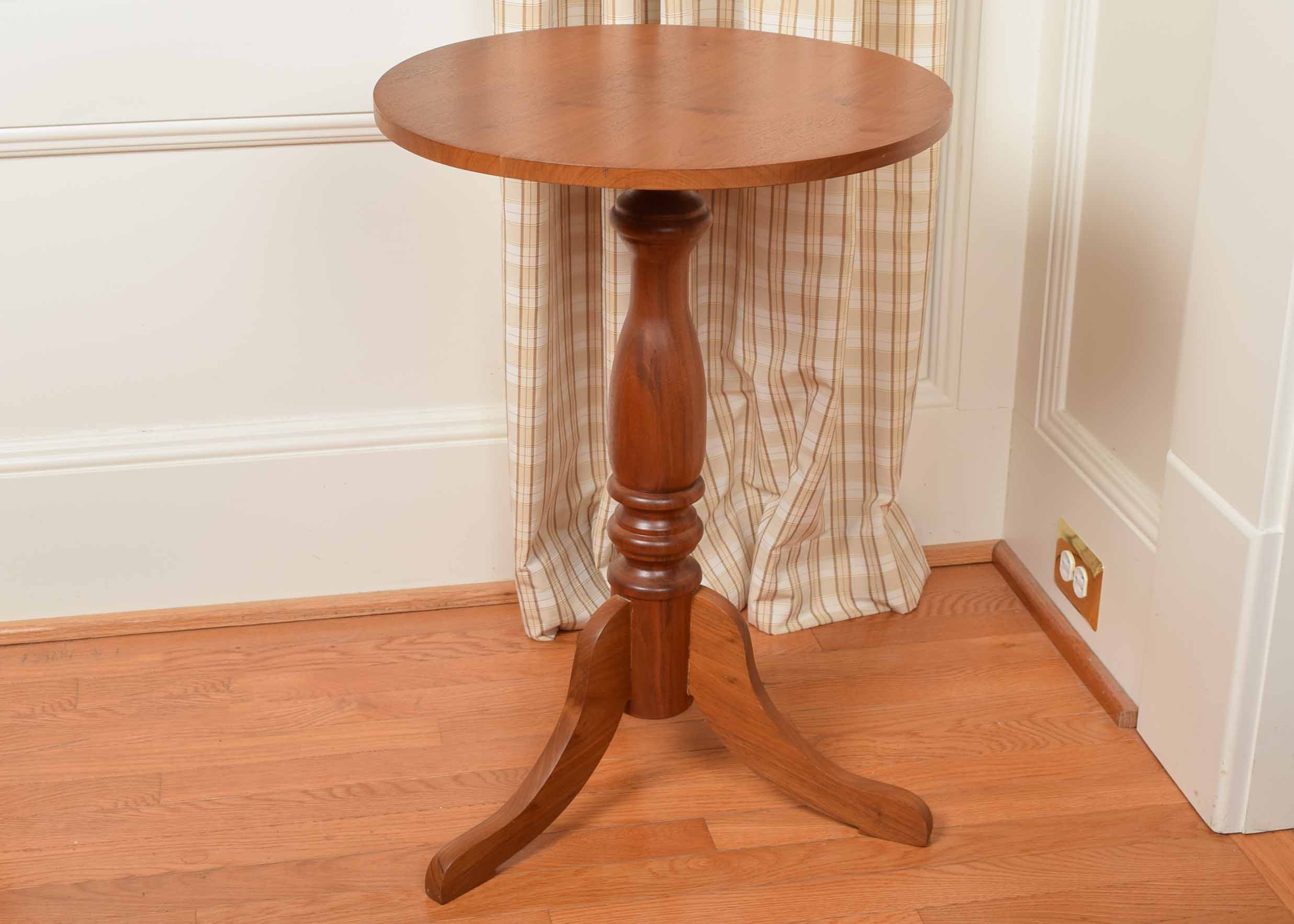 Round Pedestal Side Table